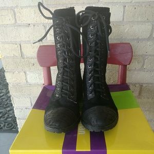 Libby Edelman Marlena Black Suede Lace Up Boots